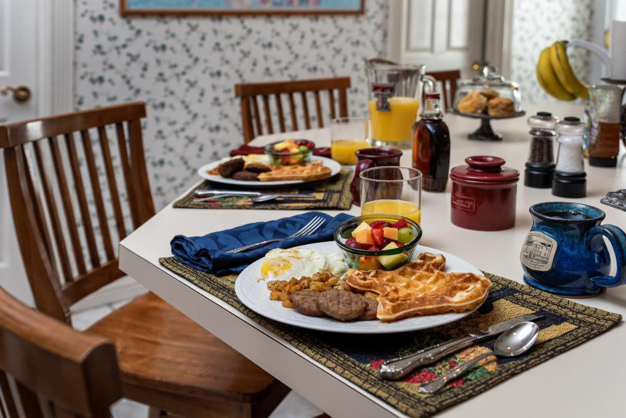 לובוק Woodrow House Bed & Breakfast מראה חיצוני תמונה