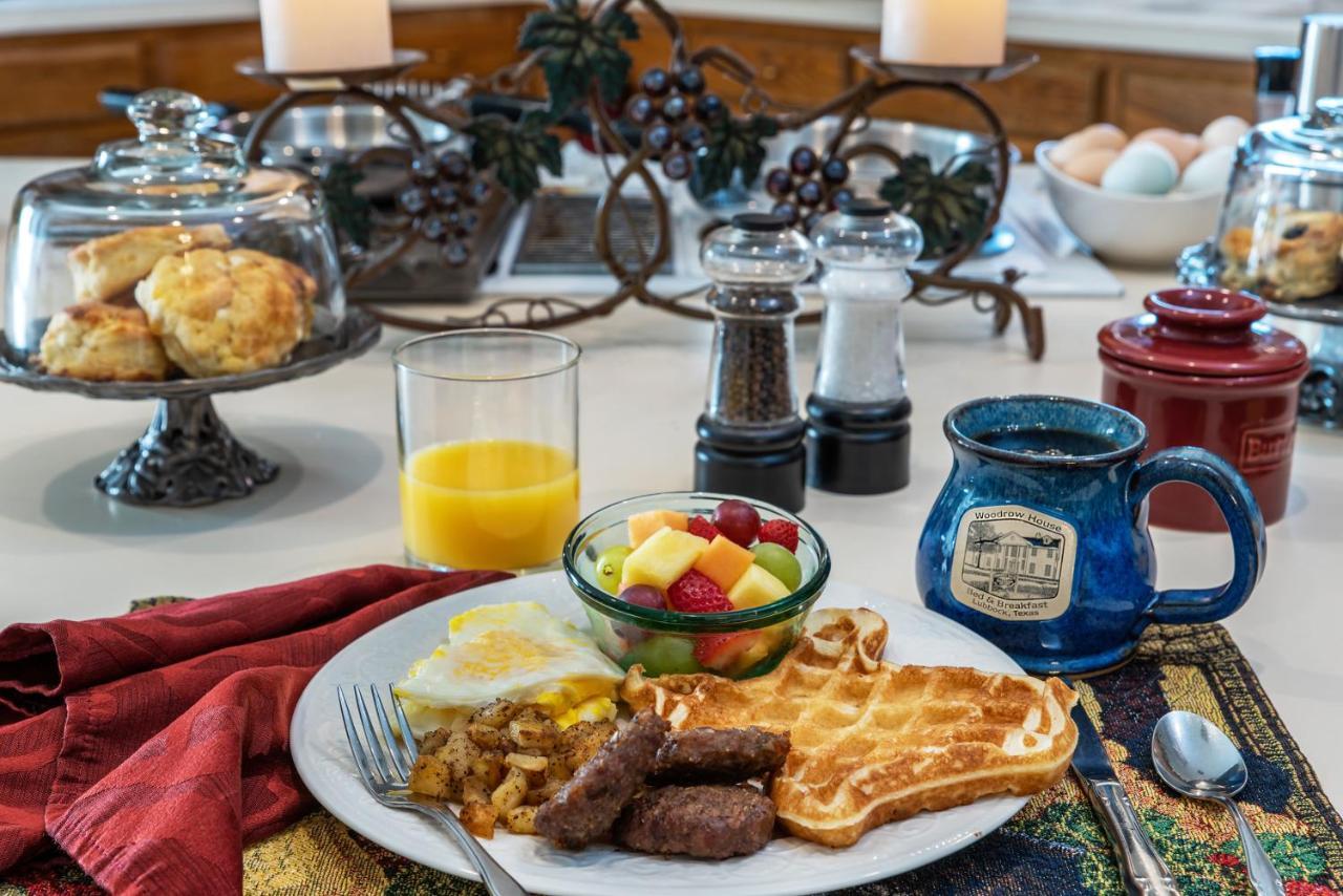 לובוק Woodrow House Bed & Breakfast מראה חיצוני תמונה