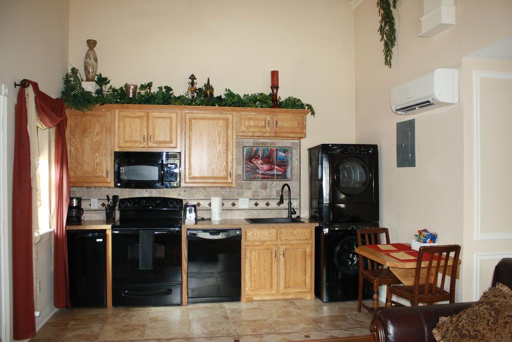 לובוק Woodrow House Bed & Breakfast מראה חיצוני תמונה